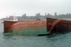 Huy động 8 tàu tìm kiếm nạn nhân mất tích vụ lật xà lan