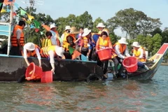 Thả hơn 290.000 cá giống bản địa quý hiếm ra sông Hậu