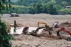 Dùng mìn phá sập hầm để ngăn chặn đào vàng trái phép