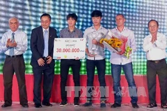 Các cầu thủ U19 Việt Nam nhận giải Fair-Play (Nguồn: TTXVN)