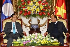  Phó Thủ tướng Nguyễn Xuân Phúc tiếp Phó Thủ tướng CHDCND Lào. (Ảnh: Dương Giang/TTXVN)