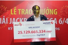Anh P.D.H là 1 trong 3 khách hàng may mắn cùng trúng giải Jackpot với tổng trị giá hơn 75 tỷ đồng. (Ảnh CTV/Vietnam+)