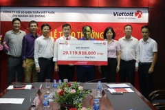 Vietlott vừa tổ chức lễ trao giải Jackpot trị giá hơn 29 tỷ đồng cho anh T.D.O đến từ Nghệ An. (Ảnh: CTV/Vietnam+)
