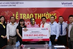 Ông L.B.Đ nhận giải độc đắc gần 120 tỷ đồng. (Ảnh: CTV/Vietnam+)