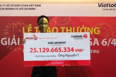 Anh T. là người sở hữu 1 trong 3 chiếc vé may mắn cùng trúng giải Jackpot 75 tỷ đồng trong kỳ quay số mở thưởng ngày 1/2. (Ảnh: CTV/Vietnam+)