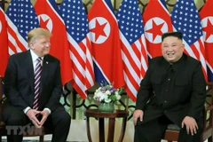 Tổng thống Mỹ Donald Trump (trái) và Chủ tịch Triều Tiên Kim Jong-un trong cuộc gặp đầu tiên tại Hội nghị thượng đỉnh Mỹ-Triều lần thứ hai ở Hà Nội ngày 27/2/2019. (Ảnh: AFP/TTXVN)