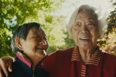 Bà ngoại Chang Li Hua (trái) và bà ngoại Yi Yan Fuei của đạo diễn Sean Wang. (Ảnh từ phim)