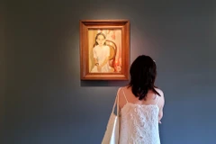 "Em Thúy" - Bảo vật Quốc gia được treo trang trọng trên một khoảng tường riêng, tại Bảo tàng Mỹ thuật Việt Nam. (Ảnh: Minh Anh/Vietnam+)