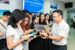 Cục trưởng Cục Thông tin Đối ngoại Phạm Anh Tuấn với các bạn trẻ thuộc Schannel. (Ảnh: CTV/Vietnam+)