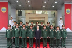 Tổng Bí thư Nguyễn Phú Trọng, Bí thư Quân ủy Trung ương chụp ảnh chung với các vị lãnh đạo Tổng cục II. (Ảnh: Trí Dũng/TTXVN)