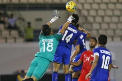 Thủ thành đội Singapore Hassan Abdullah Sunny (số 18) nỗ lực cản phá cú sút của các cầu thủ đội Thái Lan. (Nguồn: AP/TTXVN) Sau thất bại 0-1 trước Thái Lan trong trận đấu thứ hai bảng A giải vô địch b