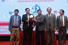 Trái bóng mới được giới thiệu tại Lễ ký kết và ra mắt nhà tài trợ các Giải bóng đá chuyên nghiệp quốc gia 2017. (Nguồn: vnleague.com)