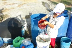 Người dân xã Vĩnh Lương, thành phố Nha Trang phải lấy nước sinh hoạt từ nơi khác chở đến, trong đợt hạn hán mùa Hè vừa qua. (Ảnh: Nguyên Lý/TTXVN)