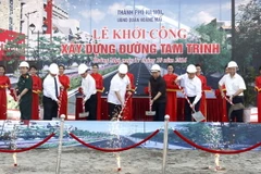 Các đại biểu khởi công dự án. (Nguồn: hanoi.gov.vn)