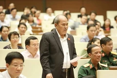 Đại biểu Quốc hội tỉnh Quảng Nam Ngô Văn Minh chất vấn thành viên Chính phủ. (Ảnh: Phương Hoa/TTXVN)