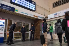 Cảnh sát Đức tuần tra tại một nhà ga tàu hỏa ở Chemnitz ngày 8/10. (Nguồn: AFP/TTXVN)