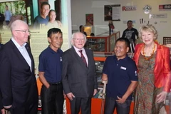 Tổng thống Ireland Michael D. Higgins và Phu nhân với các nạn nhân bom mìn tỉnh Quảng Trị. (Nguồn: quangtri.gov.vn)