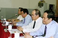 Chủ tịch Nguyễn Thiện Nhân, Phó Thủ tướng Vương Đình Huệ cùng các vị đại biểu tại Lễ phát động cùng lúc nhắn tin, hưởng ứng tháng cao điểm Vì người nghèo năm 2016. (Ảnh: Nguyễn Dân/TTXVN)