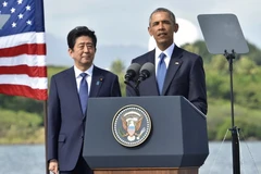 Thủ tướng Nhật Bản Shinzo Abe (trái) đã có cuộc gặp mang ý nghĩa biểu tượng với Tổng thống Mỹ Barack Obama (phải) tại Hawaii (Mỹ). (Nguồn: AFP/TTXVN)