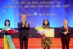 Trao giải A cuộc thi “tìm hiểu các mô hình hợp tác xã kiểu mới” cho nhóm tác giả Phương Anh - Mạnh Khánh của Thông tấn xã Việt Nam. (Ảnh: Quang Quyết/TTXVN)