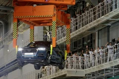 Cần cẩu nâng một chiếc xe Q5 2.0 đời 2016 mới trong ngày khai trương nhà máy mới của Audi tại San Jose Chiapa, ở bang Puebla, Mexico (Nguồn: Reuters)