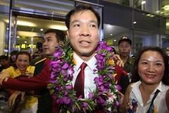 Xạ thủ Hoàng Xuân Vinh được đông đảo người hâm mộ chào đón tại sân bay quốc tế Nội Bài sau khi trở về từ Olympic Rio 2016. (Ảnh: Quốc Khánh/TTXVN)