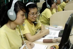 Giờ học tiếng Anh tại phòng học tiếng của học sinh trung học phổ thông. (Ảnh: Bích Ngọc/TTXVN)