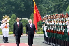 Chủ tịch nước Trần Đại Quang và Tổng thống Michael D. Higgins duyệt Đội danh dự Quân đội Nhân dân Việt Nam, tại lễ đón. (Ảnh: Nhan Sáng/TTXVN)