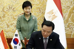 Tổng thống Hàn Quốc Park Geun-hye và Bộ trưởng Tư pháp Kim Hyun-woong hồi tháng 3/2016. (Nguồn: AP)