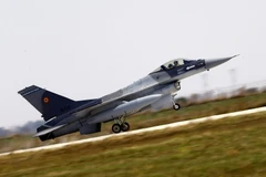 Máy bay tiêm kích F-16 trong lễ bàn giao ở Borcea, cách thủ đô Buchảét 158km về phía đông nam ngày 7/10. (Nguồn: EPA/TTXVN)