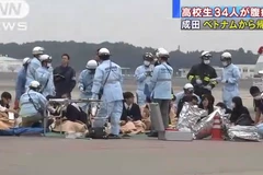 Các nạn nhân ngộ độc được đưa đi cấp cứu tại sân bay Narita (Nguồn: ANA)