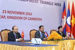Ba Thủ tướng Việt Nam, Lào và Campuchia gặp gỡ báo chí sau khi kết thúc Hội nghị Cấp cao Khu vực Tam giác phát triển Campuchia-Lào-Việt Nam lần thứ 9 (CLV9). (Ảnh:Thống Nhất/TTXVN)