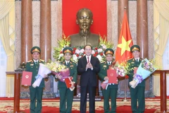 Chủ tịch nước Trần Đại Quang trao Quyết định thăng quân hàm từ Trung tướng lên Thượng tướng cho 4 sỹ quan quân đội. (Ảnh: Nhan Sáng/TTXVN)