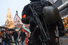 Một cảnh sát vũ trang Đức đứng gác ở một chợ Giáng sinh. (Nguồn: Getty)