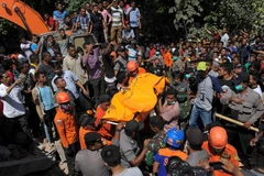 Chuyển thi thể nạn nhân khỏi đống đổ nát sau động đất ở Pidie Jaya, tỉnh Aceh ngày 7/12. (Nguồn: AFP/TTXVN)