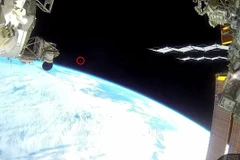 UFO xuất hiện trong video trực tiếp từ trạm vũ trụ quốc tế ISS