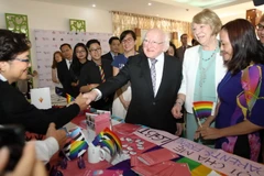 Tổng thống Michael D. Higgins và Phu nhân dự Ngày hội "Vì cộng đồng" do tổ chức Irish Aid tổ chức. (Ảnh: Thanh Vũ/TTXVN)