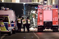 Chiếc xe tải gây án tại khu chợ Giáng Sinh ở Berlin ngày 19/12. (Nguồn: EPA/TTXVN)