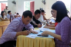 Ngư dân miền Trung nhận tiền hỗ trợ sau sự cố môi trường. (Ảnh: Công Tường/TTXVN)