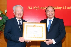 Thủ tướng Nguyễn Xuân Phúc trao tặng Huy hiệu 55 năm tuổi đảng cho ông Vũ Khoan, nguyên Bí thư Trung ương Đảng, nguyên Phó Thủ tướng Chính phủ. (Ảnh: Thống Nhất/TTXVN)