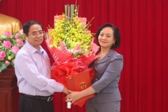 Ông Phạm Minh Chính - Ủy viên Bộ Chính trị - Bí thư Trung ương Đảng – Trưởng Ban tổ chức Trung ương chúc mừng bà Phạm Thị Thanh Trà giữ chức vụ Bí thư Tỉnh ủy Yên Bái nhiệm kỳ 2015-2020. (Ảnh: Tuấn Anh/TTXVN)