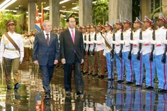 Chủ tịch nước Trần Đại Quang và Chủ tịch Raul Castro duyệt đội danh dự. (Ảnh: Nhan Sáng/TTXVN)