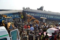 Nhân viên cứu hộ tìm kiếm nạn nhân bị mắc kẹt trong những toa tàu sau vụ tai nạn. (Nguồn: THX/TTXVN)