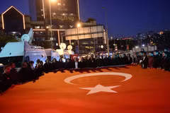 Người dân Thổ Nhĩ Kỳ tuần hành phản đối đánh bom kép ở Istanbul. (Nguồn: AFP)