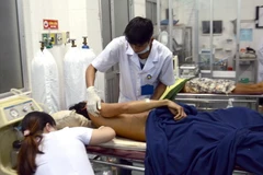 Các nạn nhân của vụ nổ súng được chăm sóc tại bệnh viên đa khoa tỉnh Đắk Nông. (Ảnh: Hưng Thịnh/TTXVN)