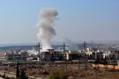 Khói bốc lên sau các vụ không kích của quân đội Syria và đồng minh ở phía tây thành phố Aleppo ngày 11/11. (Nguồn: EPA/TTXVN)