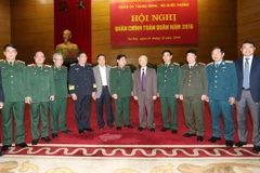 Tổng Bí thư Nguyễn Phú Trọng, Bí thư Quân ủy Trung ương với các đại biểu. (Ảnh: Trí Dũng/TTXVN)