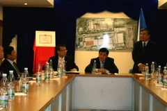 Đoàn công tác liên ngành làm việc với Hội Người Việt Nam và Hội Phật tử tại Praha (Ảnh: Ngọc Mai/Vietnam+)