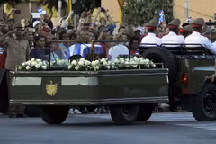 Đoàn xe rước tro cốt của lãnh tụ Fidel Castro. (Nguồn: AFP)