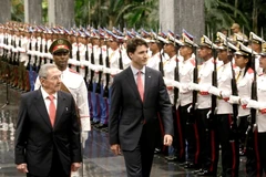 Chủ tịch Cuba Raul Castro (trái) và Thủ tướng Canada Justin Trudeau (phải) duyệt đội danh dự tại lễ đón ở La Habana ngày 15/11. (Nguồn: AP/TTXVN)